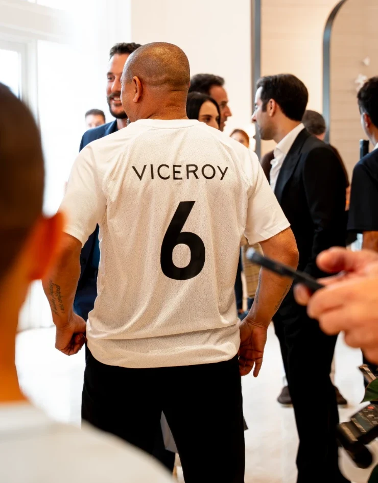 Roberto Carlos in a Viceroy number 6 jersey